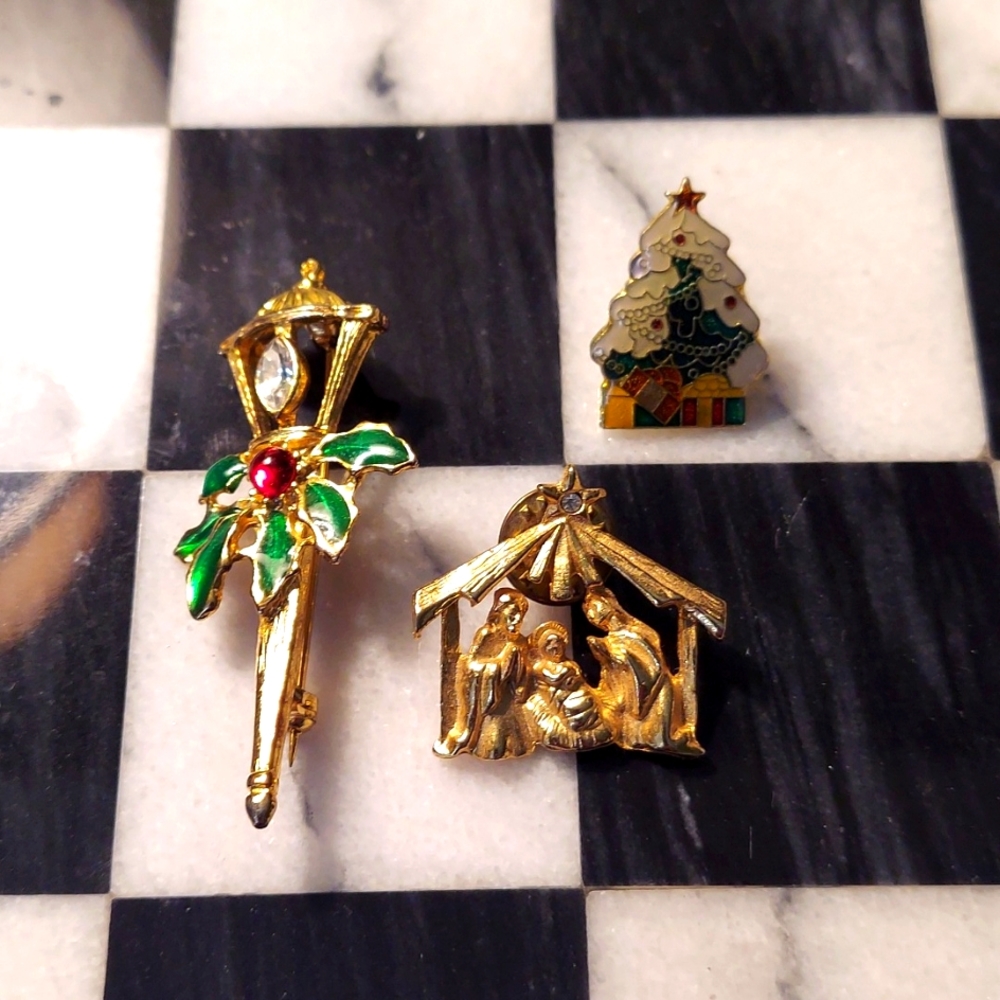 Y2k CHRISTMAS PINS BROOCHES BUNDLE OF 3 EUC LIKE NEW!